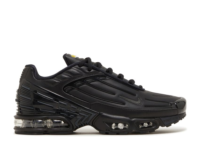 Air max plus triple black sale hotsell